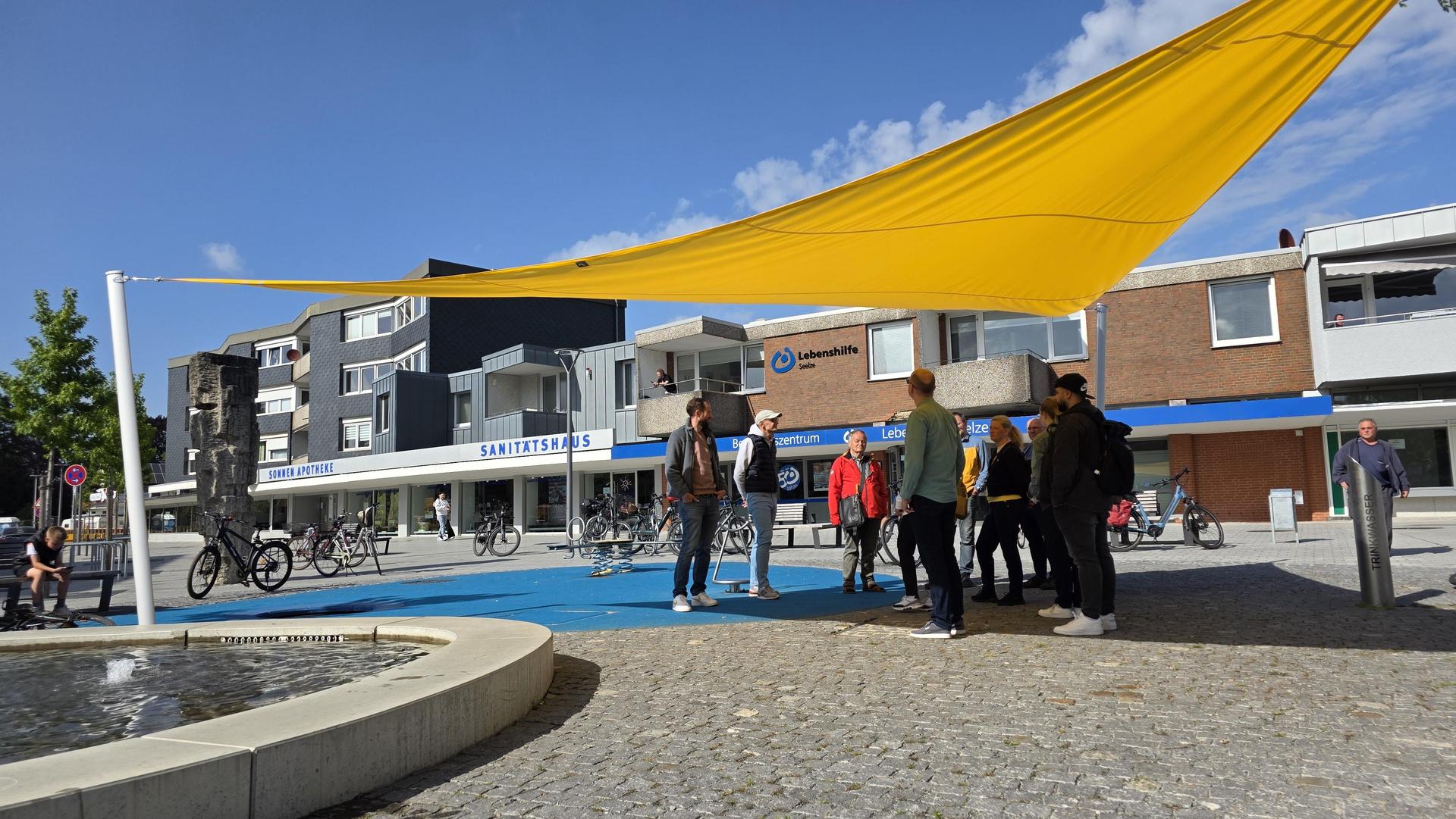 Unter dem neuen Sonnensegel: Die Mitglieder des Ortsrates. (Foto: tau)