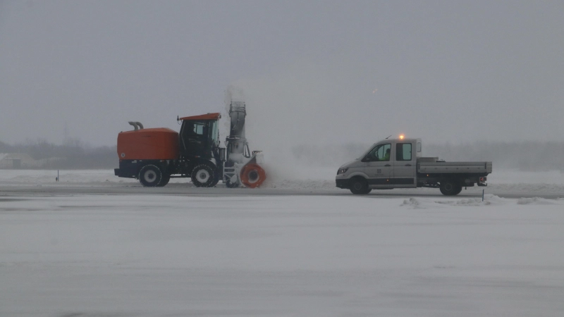 Eine starke Leistung im Hintergrund ist der Besondere Fahrdienst: Eine Schneefräse ist während des Januar-Schnees im Einsatz.  (Foto: gi)