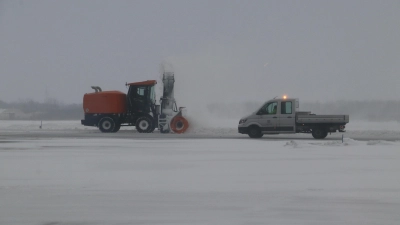 Eine starke Leistung im Hintergrund ist der Besondere Fahrdienst: Eine Schneefräse ist während des Januar-Schnees im Einsatz.  (Foto: gi)