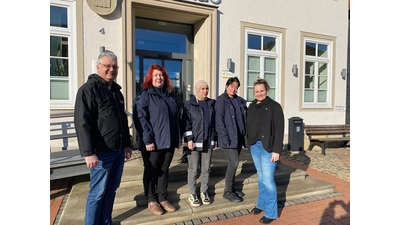Integrationslotsen in Obernkirchen (von rechts nach links): Bürgermeisterin Dörte Worm-Kressin, Katja Glöckner, Nisrin Al-Mohammad, Raisa Zinchenko und Koordinator DRK Team Integration Christof Fischer.<br>  (Foto: privat)