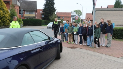 Kinder der 4a aus der Grundschule verteilten eine Gelbe Karte.  (Foto: gi)