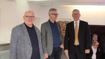 Haben die Ausstellung eröffnet (v.li.): Ortsbürgermeister Thomas Silbermann, Stadtarchivar Klaus Fesche und Bürgermeister Carsten Piellusch. (Foto: wb)