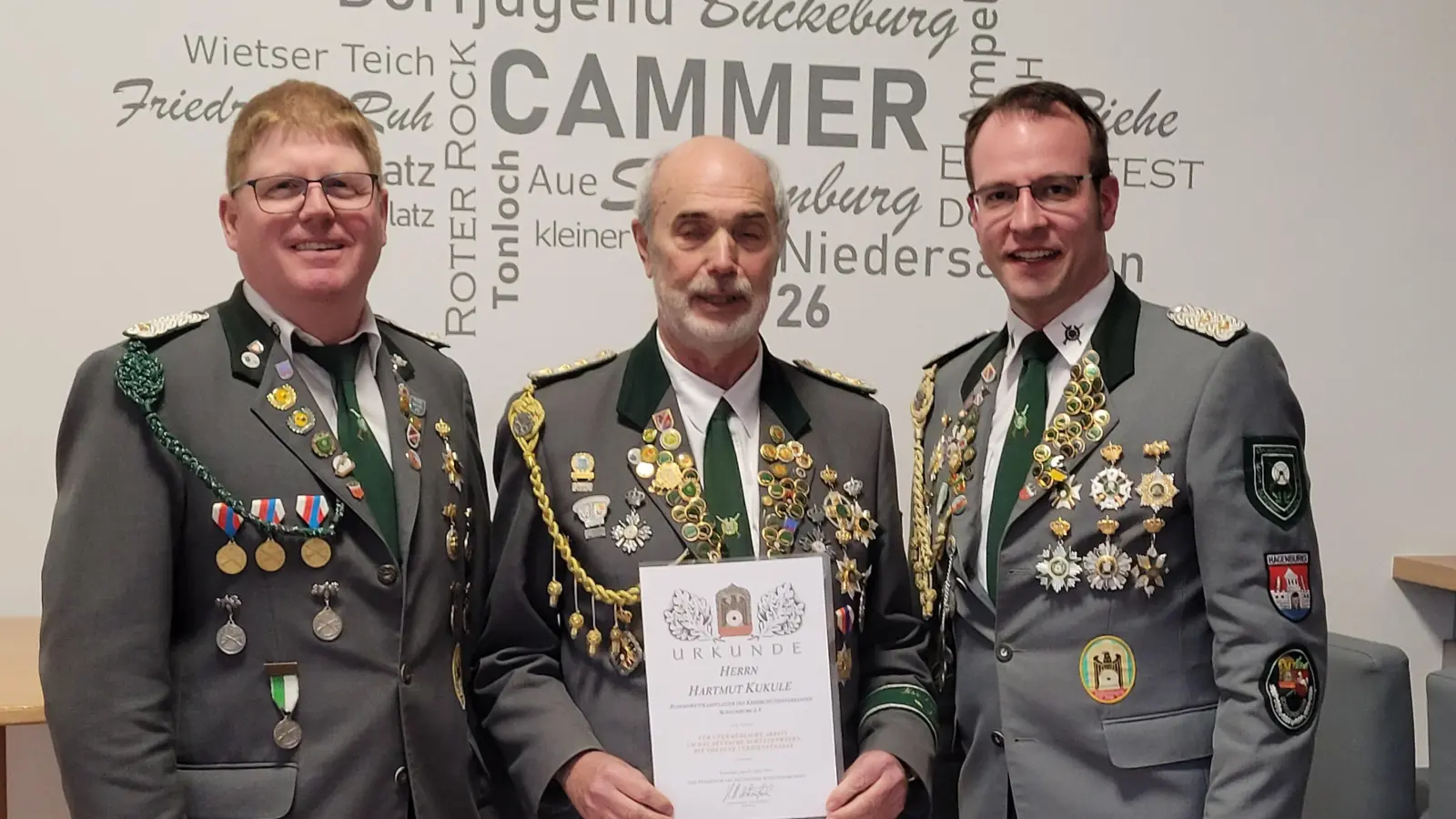 Nach der Ehrung (v.li.): Tobias Bender, Hartmut Kukule und Martin Ehlerding. (Foto: privat)