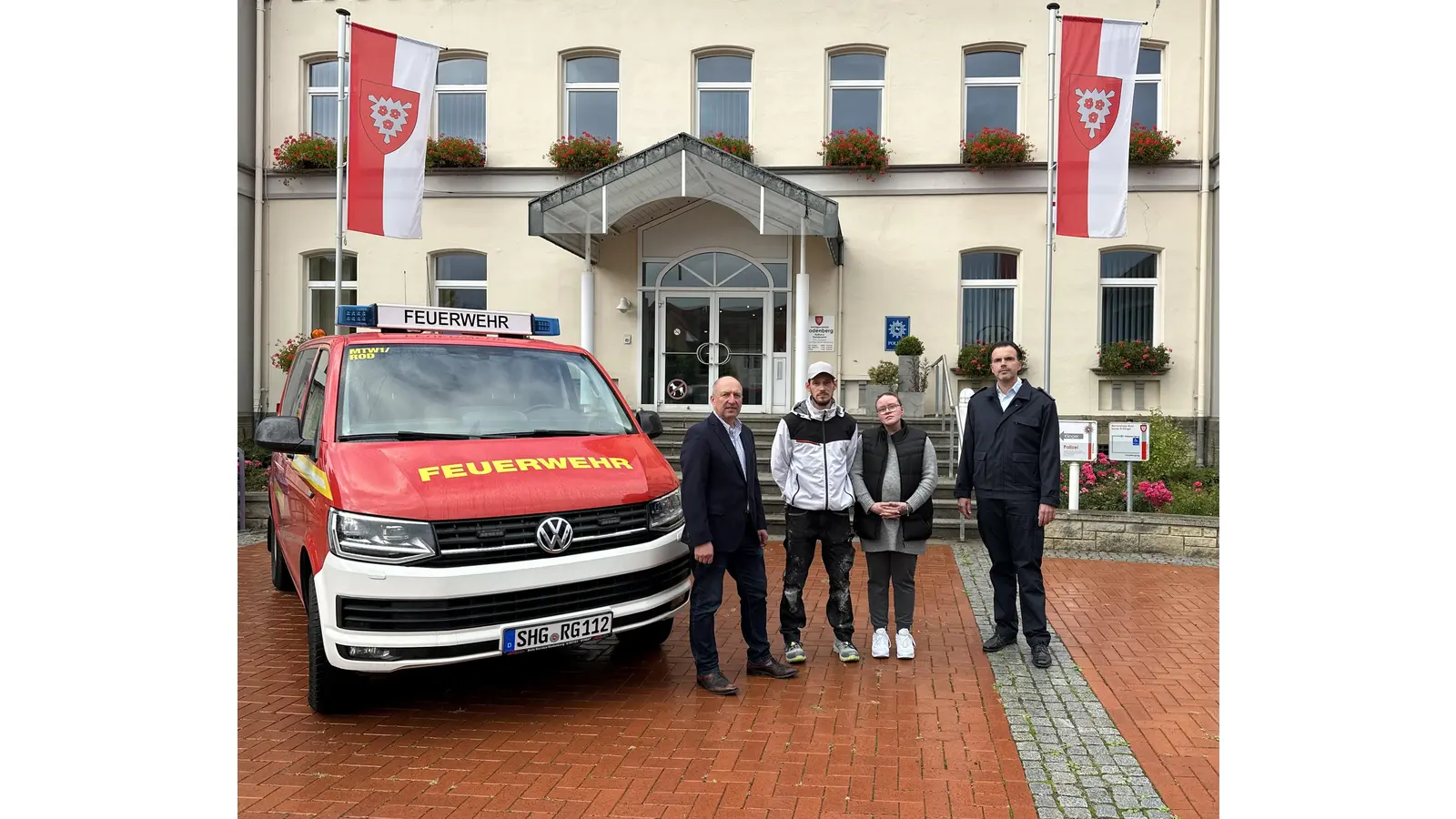 Foto: Bürgermeister Ralf Sassmann (li)., Stefan Kommerein (re.) von der Feuerwehr Rodenberg wollen gemeinsam mit DRK, AWO versuchen zu helfen. (Foto: privat)