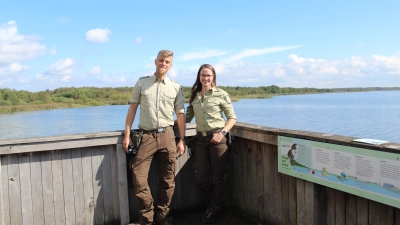 Hat den Naturpark auch bei Hitze im Blick: Hauke Zirfas, hier mit seiner Kollegin Svenja Becker. (Foto: wb)