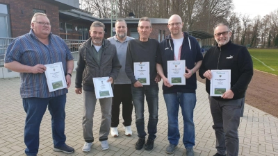 Mit Urkunden: Sie halten dem Verein Petri Heil 50-jährige Treue.  (Foto: privat)