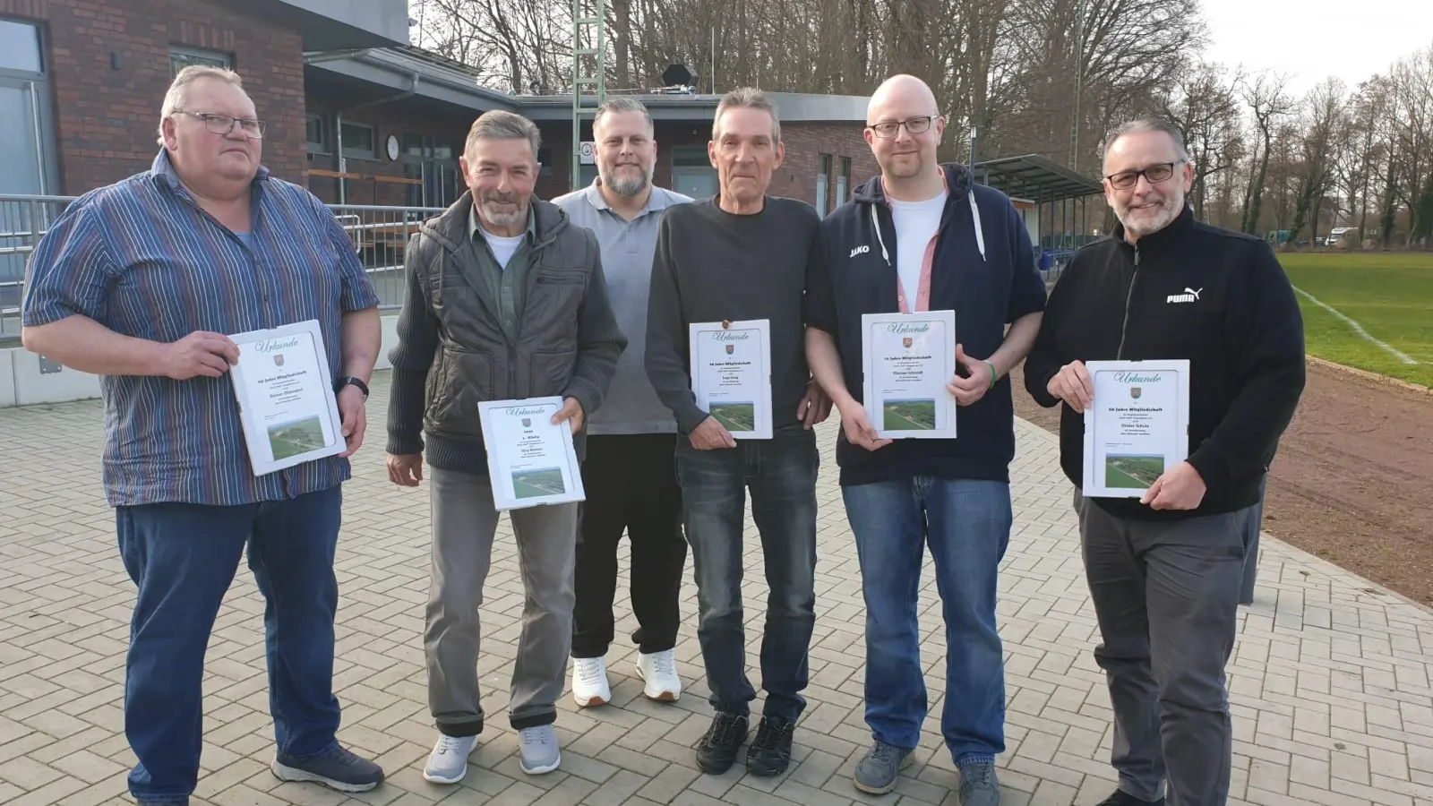 Mit Urkunden: Sie halten dem Verein Petri Heil 50-jährige Treue.  (Foto: privat)