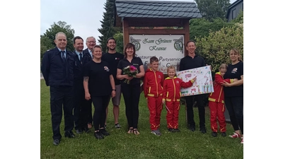 Eine Abordnung der Kinderfeuerwehr und der Ortsfeuerwehr Krainhagen-Röhrkasten nahmen die Spende von Familie May entgegen. (Foto: privat)