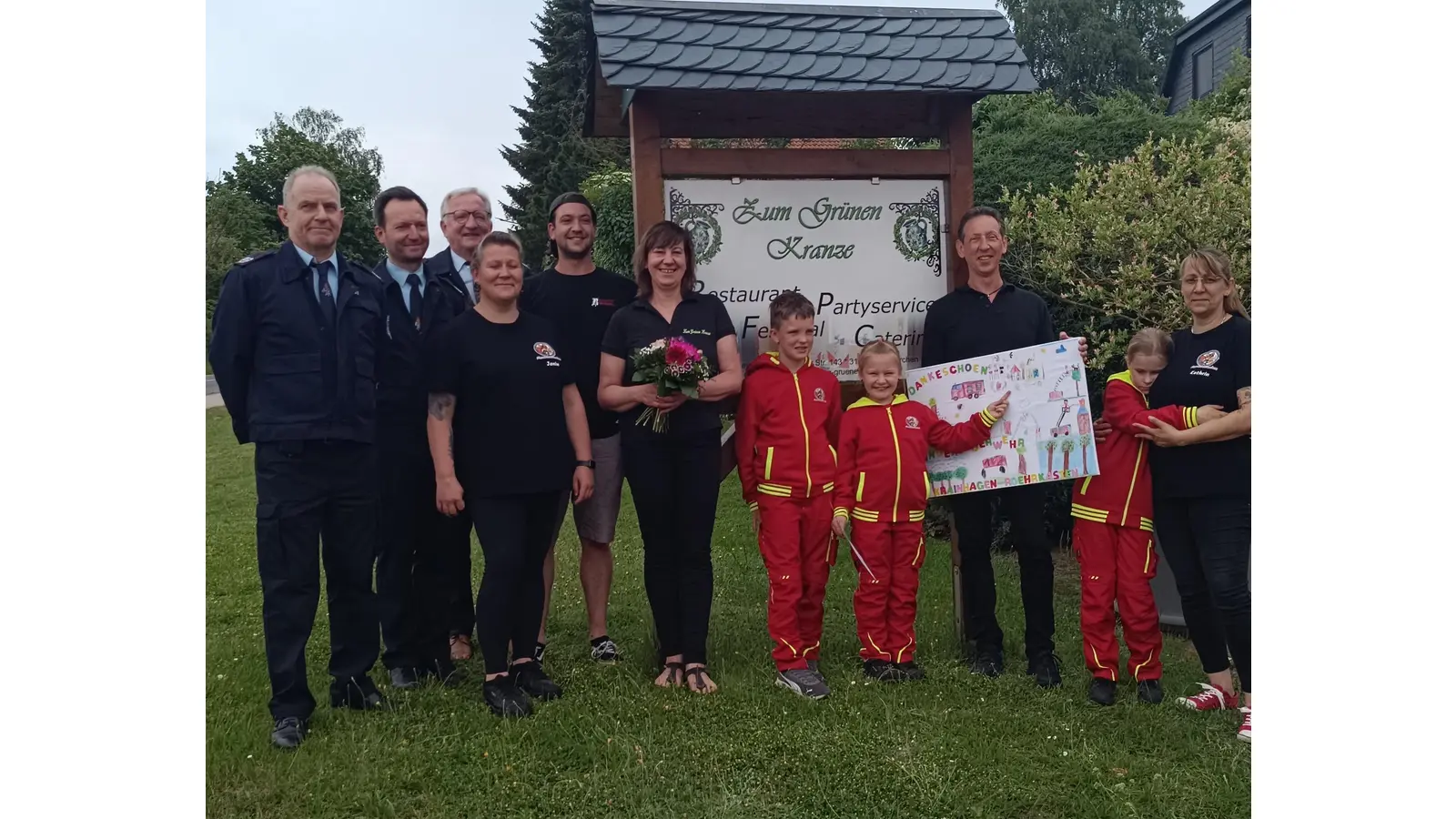 Eine Abordnung der Kinderfeuerwehr und der Ortsfeuerwehr Krainhagen-Röhrkasten nahmen die Spende von Familie May entgegen. (Foto: privat)