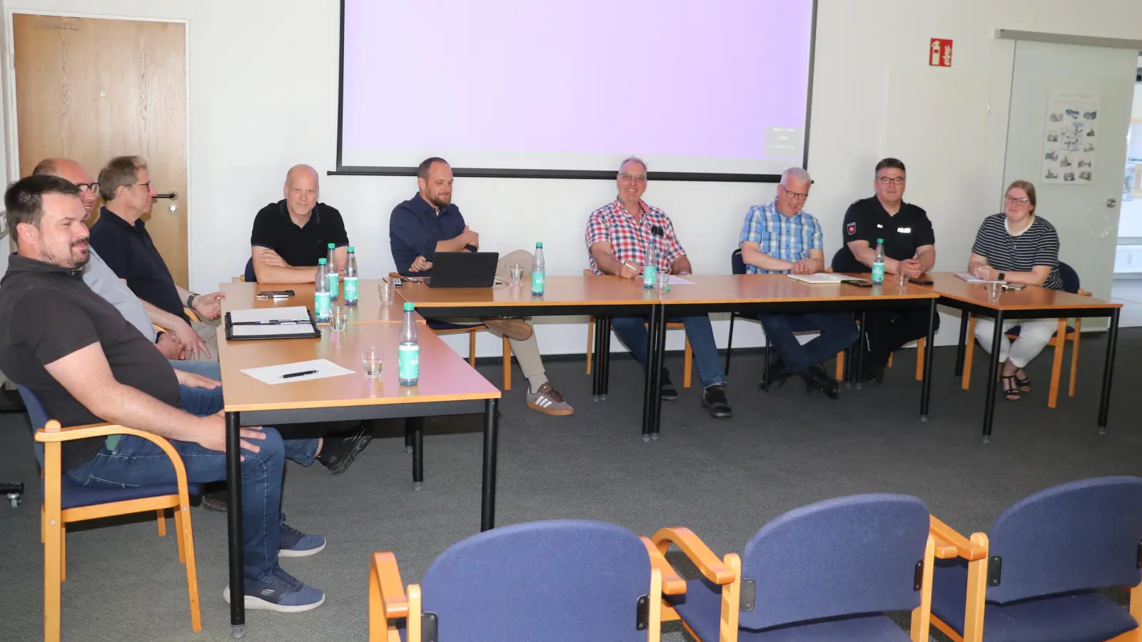 Infoabend: Vertreter der Gemeinde und Beteiligte diskutieren mit Bürgern über die Baumaßnahme. (Foto: gi)