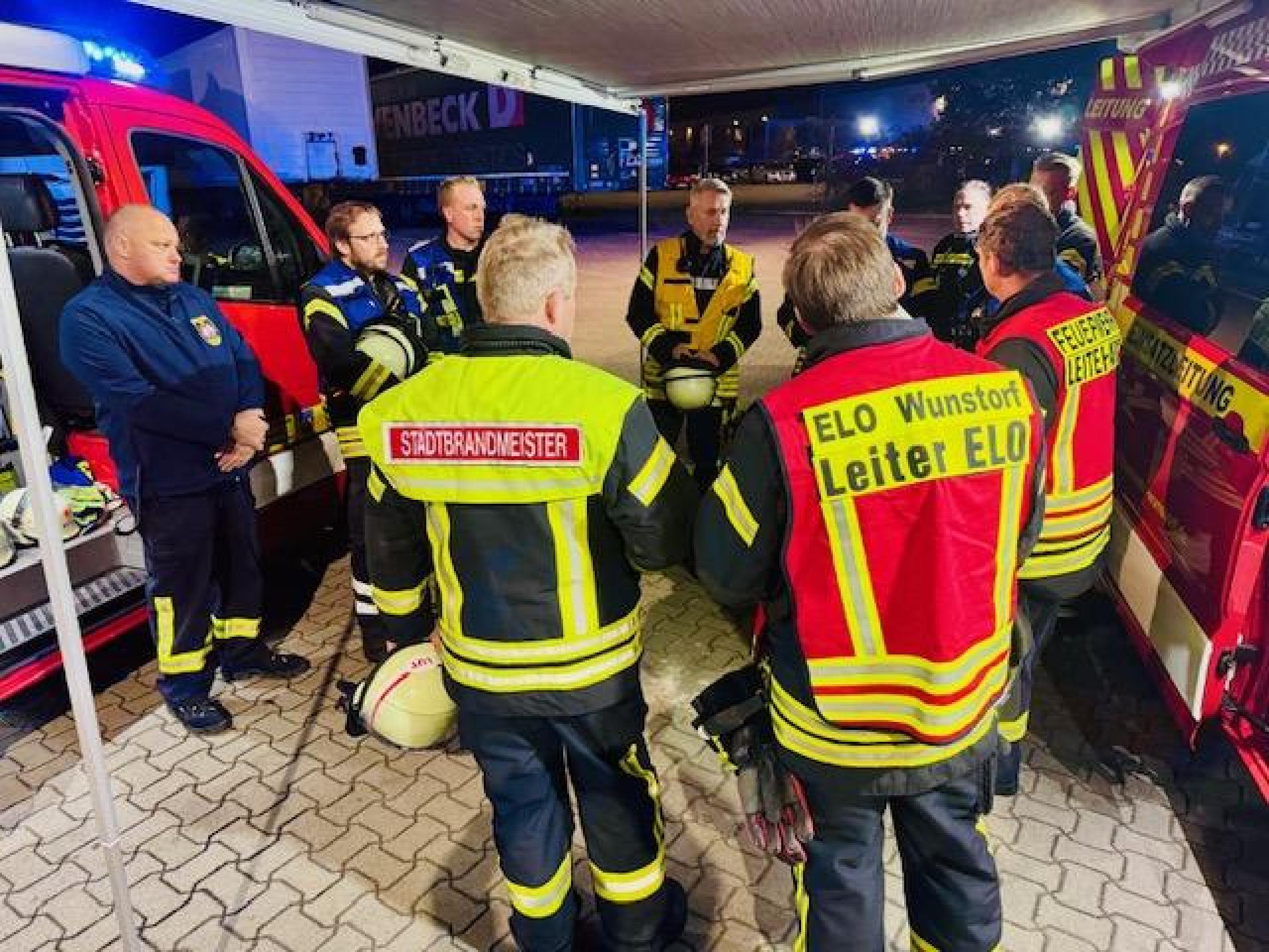Auf einem Betriebsgelände: Gefahrgutübung im Gewerbegebiet. (Foto: Feuerwehr)