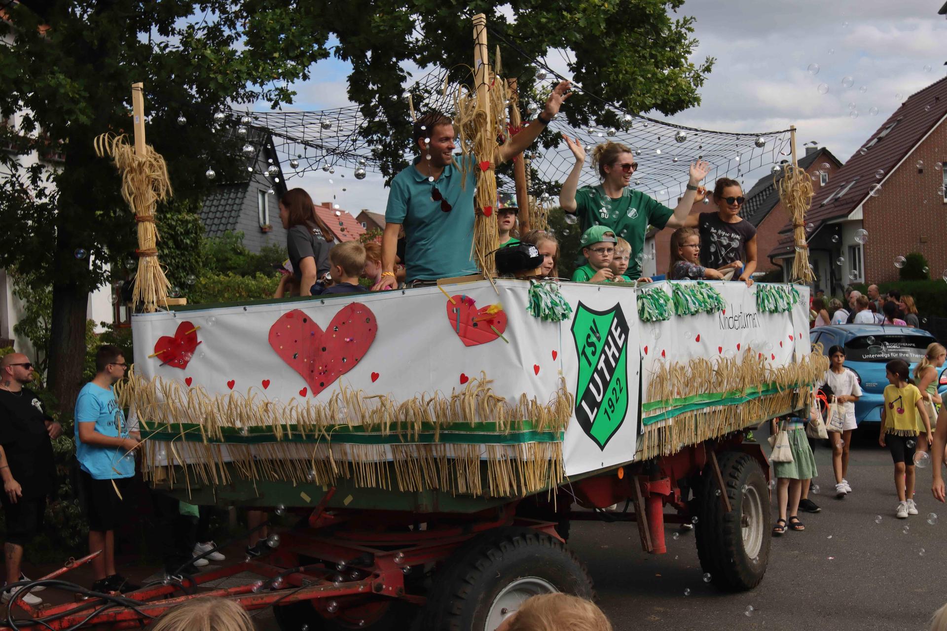 Eindrücke vom großen Festumzug. (Foto: tau)