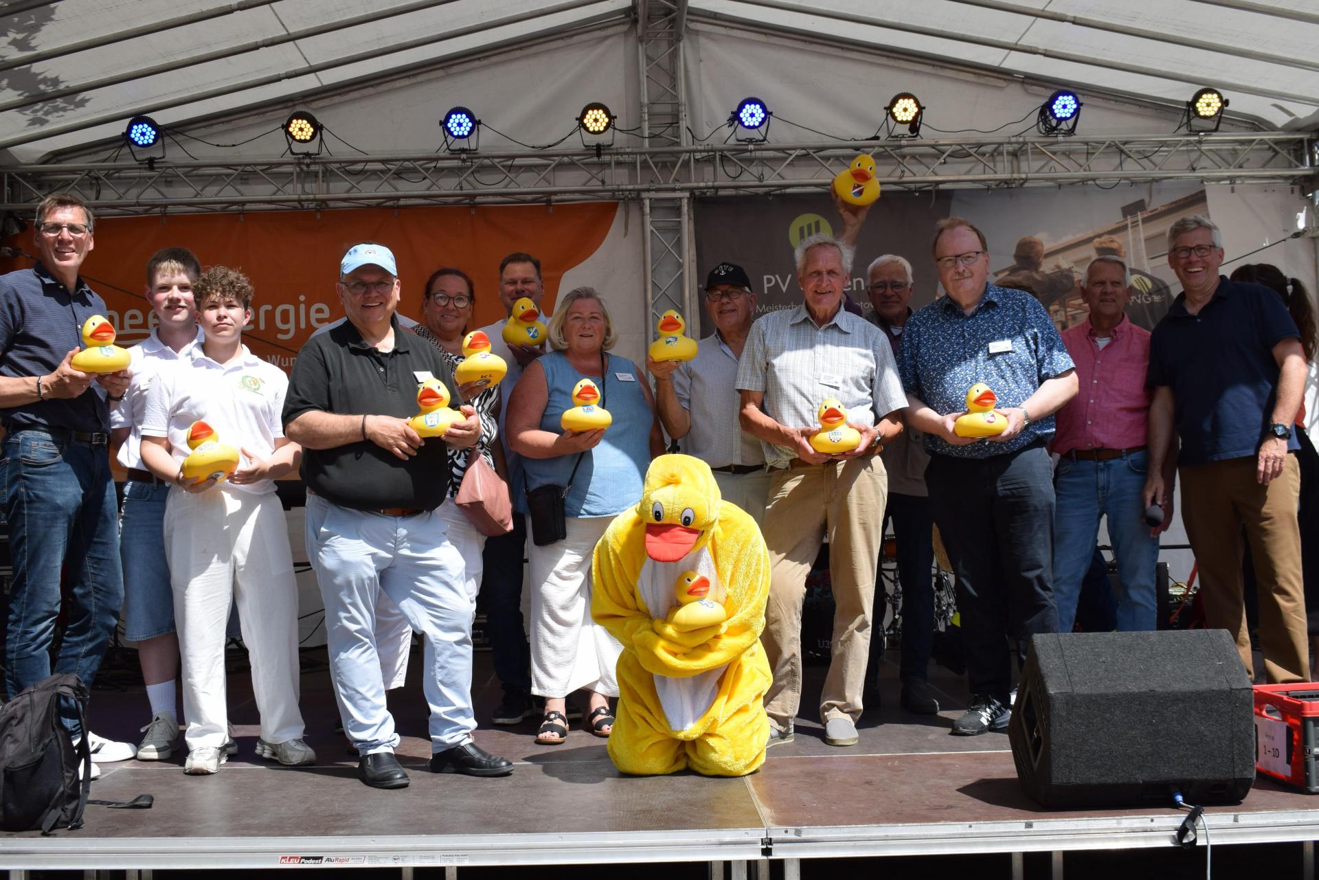 Eindrücke vom Neubürgerempfang, Entenrennen und von der Veranstaltung Wunstorf isst Matjes. (Foto: gi)