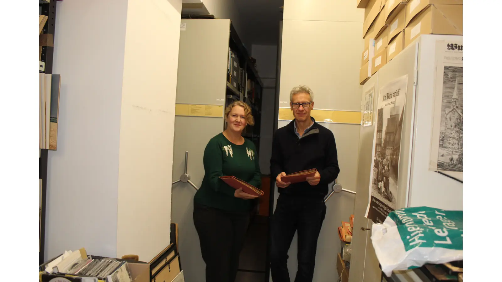 Gehen zusammen die Bestände durch: Melanie Hahn und Klaus Fesche. (Foto: wb)
