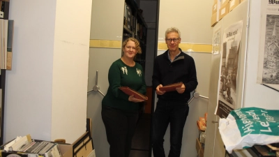 Gehen zusammen die Bestände durch: Melanie Hahn und Klaus Fesche. (Foto: wb)