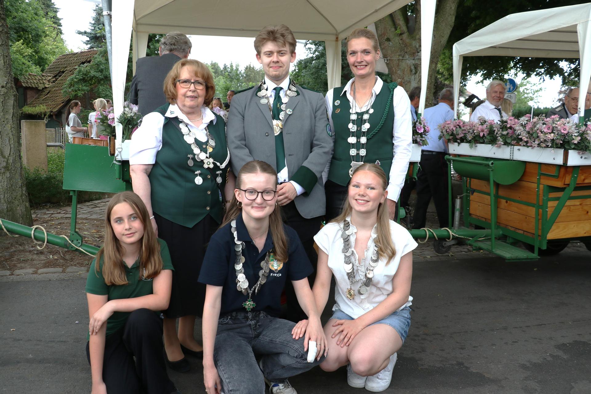 Die Majestäten 2025 aus dem Kalidorf (hinten v.li.): Gisela Thisius, Julian Thisius und Sabrina Arbeiter sowie Hedi Trittel (vorn v.li.), Freyja Arndt und Fine Goslar.  (Foto: gi)