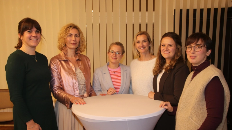 Im Gespräch (v.li.): Tanja Berg, Sylvia Chalupka, Marija Giessen, Jennifer Feineis, Lisa Andresen und Deniz Gierl. (Foto: gi)