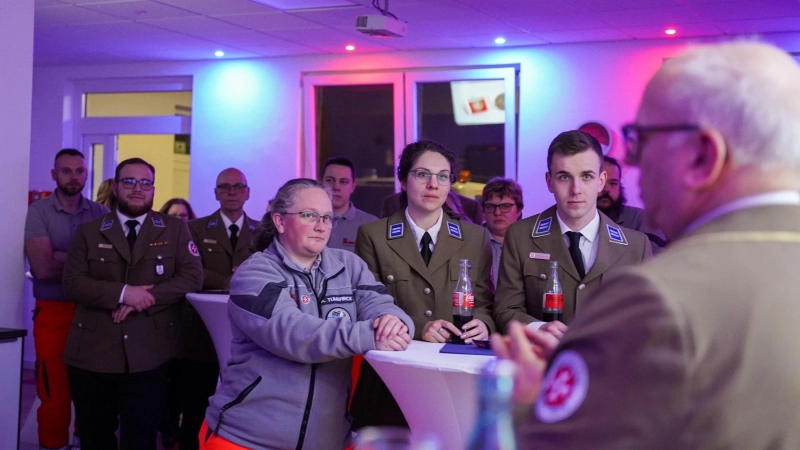 Im Ehrenamtshaus: Der Ortsbeauftragte Thomas Silbermann (re.) begrüßt die Gäste. (Foto: Lucas Ulrich)