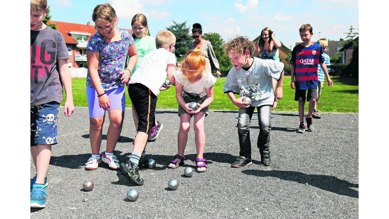 Hortkinder spielen gemeinsam Boule (Foto: tau)