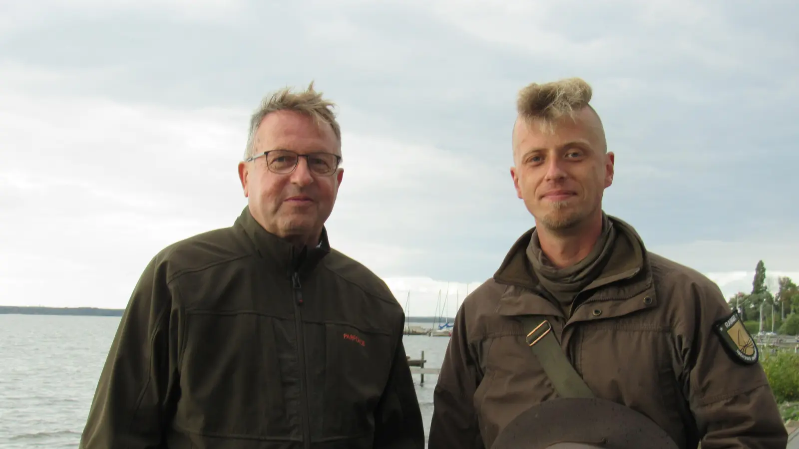 Unterwegs: Torfmoorinteressenten-Vorsitzender Wilhelm Cordes (li.) und Naturparkranger Hauke Zirfas. (Foto: privat)