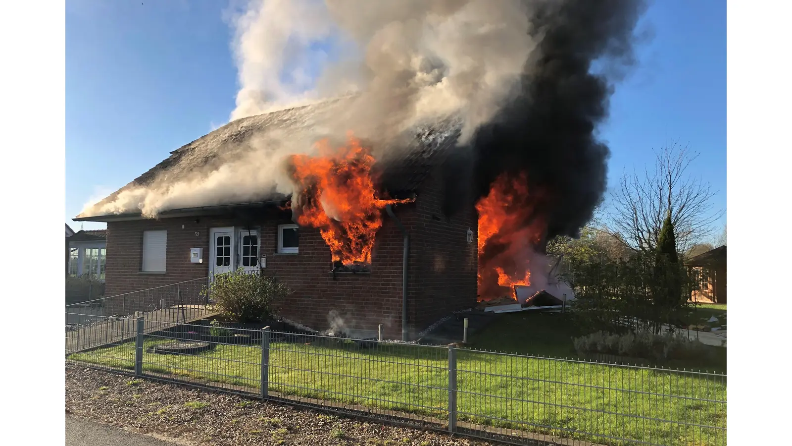 Im Zuge der Löscharbeiten wurde eine leblose Person im Gebäude aufgefunden. (Foto: Feuerwehr Minden)