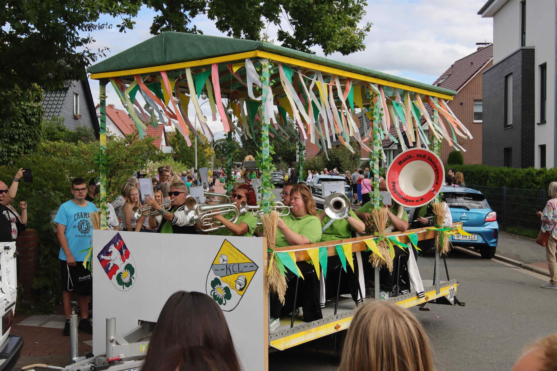 Eindrücke vom großen Festumzug. (Foto: tau)