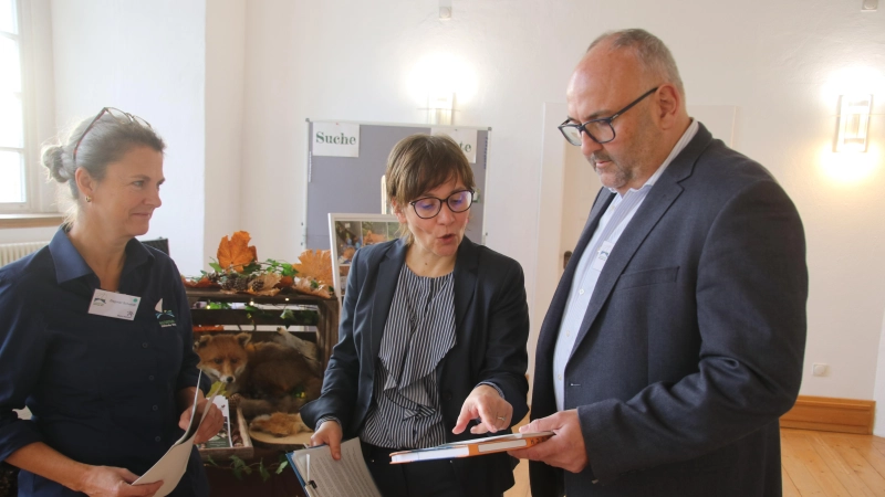 Im Gespräch (v.li.): Dagmar Schmidt (Naturpark Steinhuder Meer), Doreen Juffa und Moderator Matthias Apitz.  (Foto: gi)