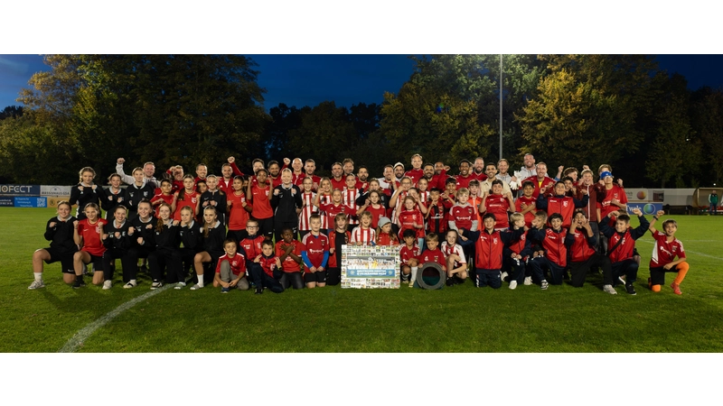 In der Barne-Arena: Die Ü32-Meister des 1.FC Wunstorf und Nachwuchskicker des Vereins. (Foto: privat)