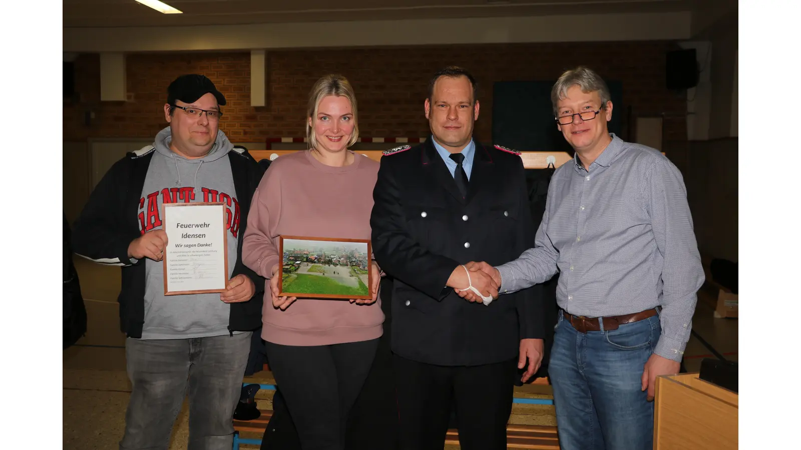 Stellvertretend für alle Familien bedankten sich Kai und Juliane Dohrmann (v.li.) und Thomas Kempf (re.) bei Ortsbrandmeister Frederik Wilde für die engagierten Hilfen während der Hochwasserkatastrophe.  (Foto: gi)