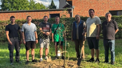 Die Bürgerkompanie pflanzt Apfelbaum im Wäldchen am Wasserwerk.  (Foto: privat)