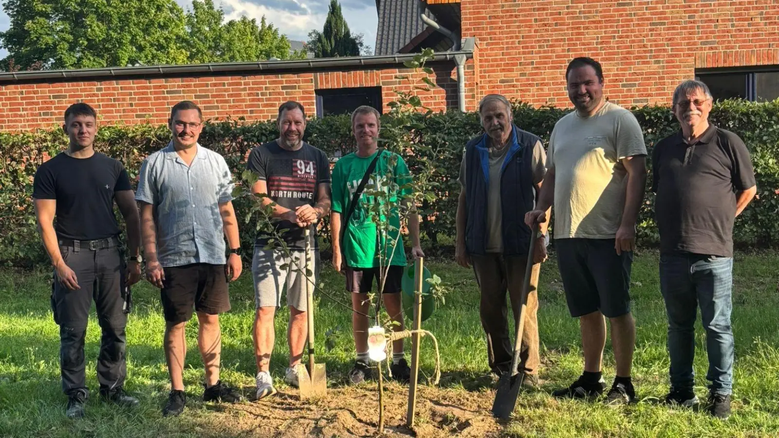 Die Bürgerkompanie pflanzt Apfelbaum im Wäldchen am Wasserwerk.  (Foto: privat)