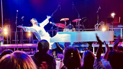 Auf der Bühne: Die Udo-Jürgens-Coverband SahneMixx. (Foto: Franco Leon)