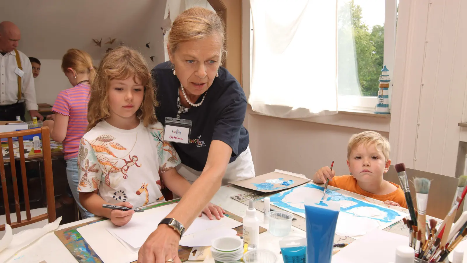 Beim Erstellen einer Collage (v.li.): Thea, Bettina Seidensticker und Paul. (Foto: tau)