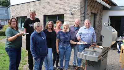 Der Vorstand des Förderkreises Tagestreff hat zum kleinen Grillfest für Wohnungslose eingeladen.  (Foto: gi)