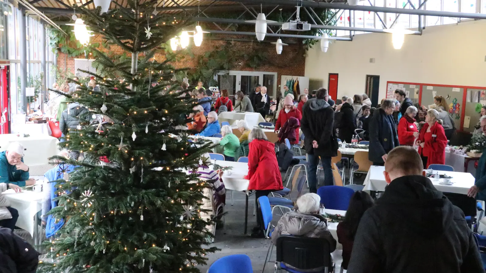 Markttreiben: Viel Betrieb in der Pausenhalle der Grundschule.  (Foto: gi)
