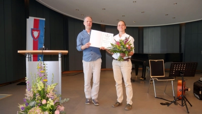 Preisträgerin Anna-Lisa Giehl mit Jurymitglied und Laudator Jorge Groß. (Foto: gk)