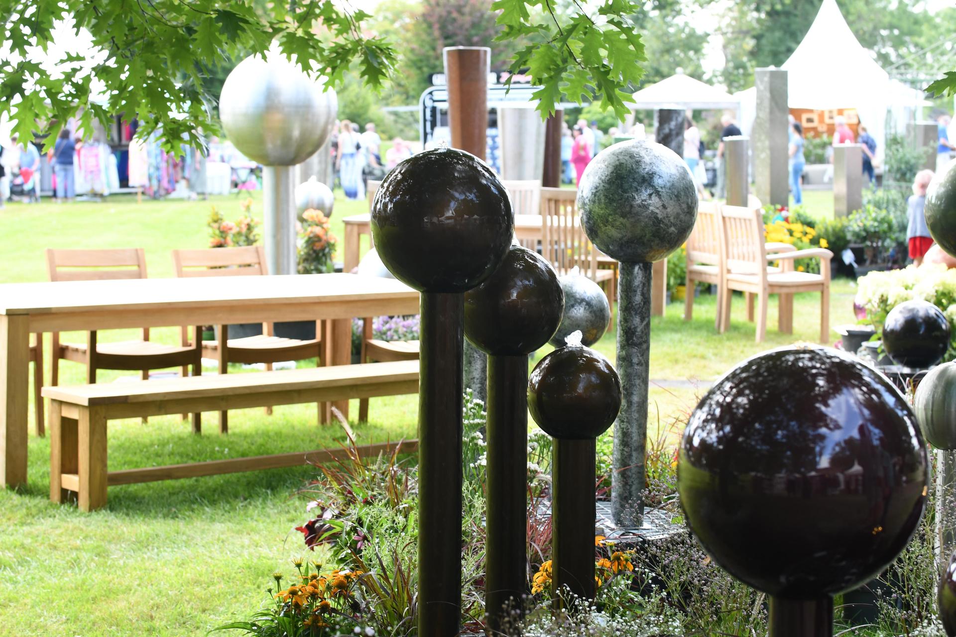 Drei Tage lang verwandelte sich das Rittergut Remeringhausen in ein Paradies für Garten- und Kunstliebhaber: Das beliebte Fest „Romantic Garden“ feierte seinen 25. Geburtstag. Bei strahlendem Sommerwetter strömten zahlreiche Besucherinnen und Besucher auf das idyllische Gutsgelände, um ein abwechslungsreiches Programm aus Ausstellungen, Musik und kulinarischen Angeboten zu genießen. Die gut gelaunten Gäste und das hervorragende Wetter sorgten für beste Stimmung, und auch die Aussteller zeigten sich rundum zufrieden. (Foto: nd)