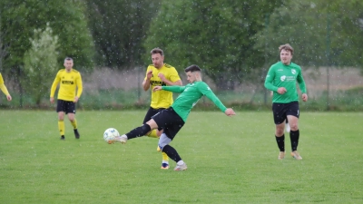 Klärt in dieser regnerischen Szene im Kanalstadion den Ball: Niklas Buddensieck. (Foto: tau)