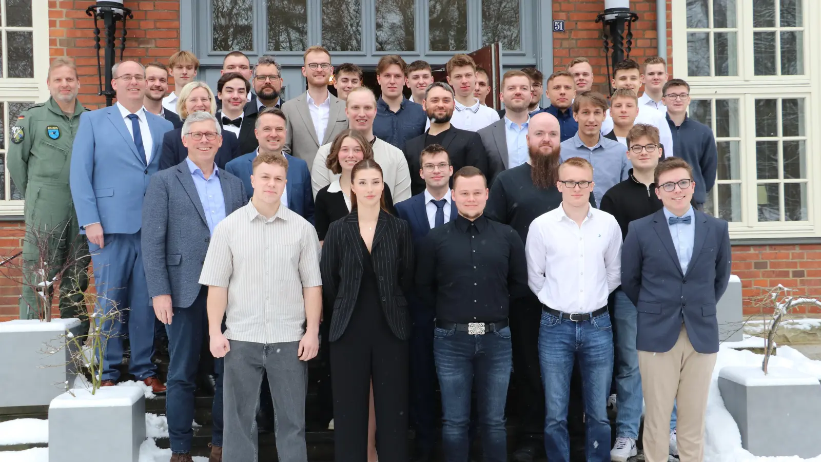 Prüfungszeugnisse überreicht: Der Ausbildungsjahrgang 2022. (Foto: gi)