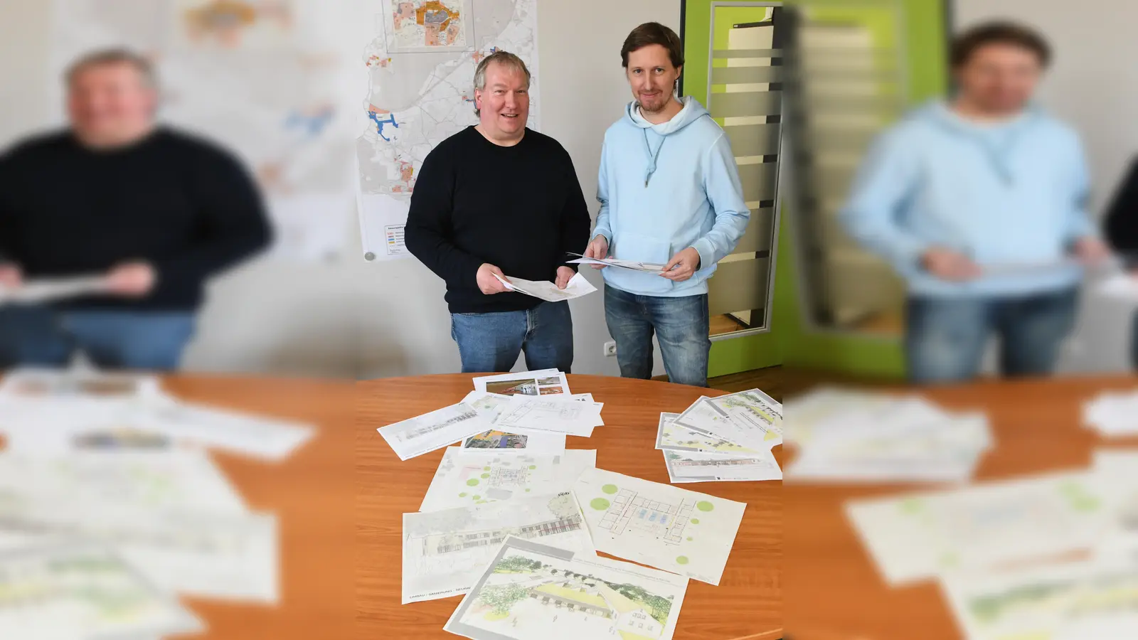Die für das Gebäudemanagement der Stadt Bückeburg zuständigen Mitarbeiter Holger Schmitt und Sebastian Braun haben die aktuellen Baupläne vorgelegt.  (Foto: nd)