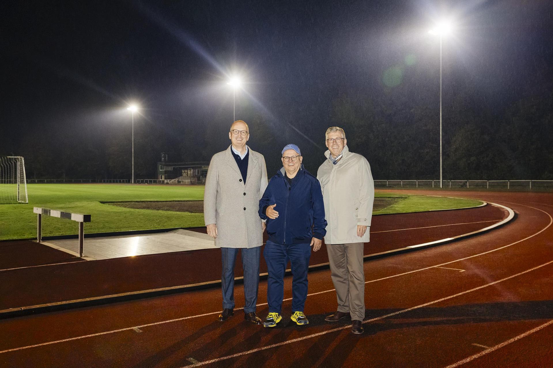 Einweihung: Die neue Flutlichtanlage im Barnestadion. (Foto: Kevin Münkel)