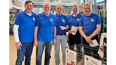 Marco Niemeyer, Dr. Günter Merkel, Dr. Günter Groß, Dirk Ackmann und Dr. Dirk Althöfer freuen sich über die erfolgreiche Aktion „Kauf eins mehr“ im Rintelner Marktkauf.  (Foto: ste)