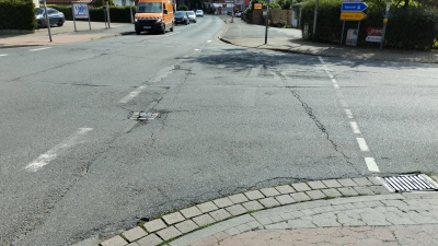 Deutlich zu erkennen: Die Schäden im Asphalt der Sternkreuzung. (Foto: privat)