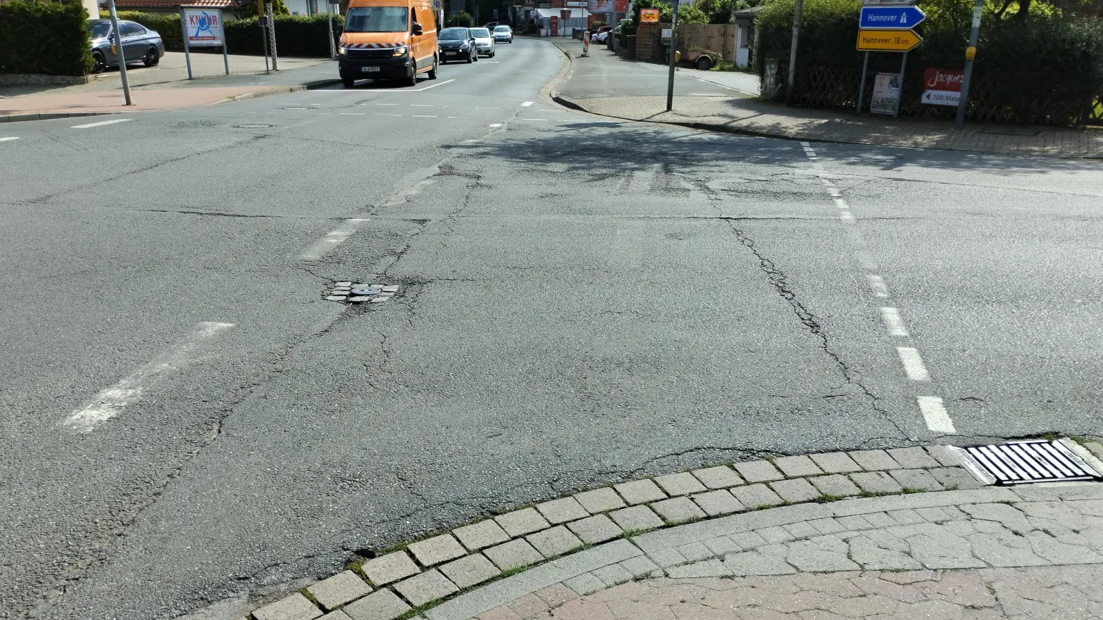 Deutlich zu erkennen: Die Schäden im Asphalt der Sternkreuzung. (Foto: privat)