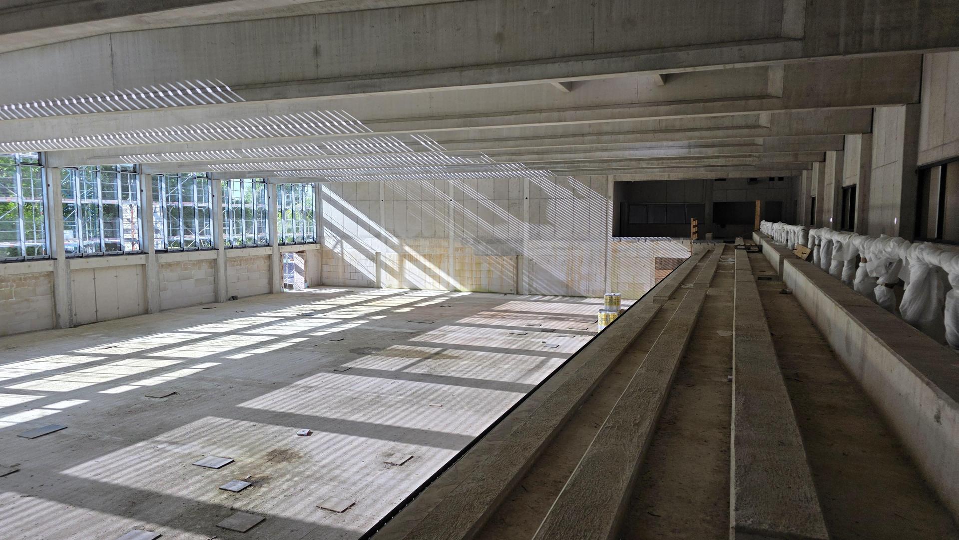 Blick von der Tribüne: Die neue Sporthalle. (Foto: tau)