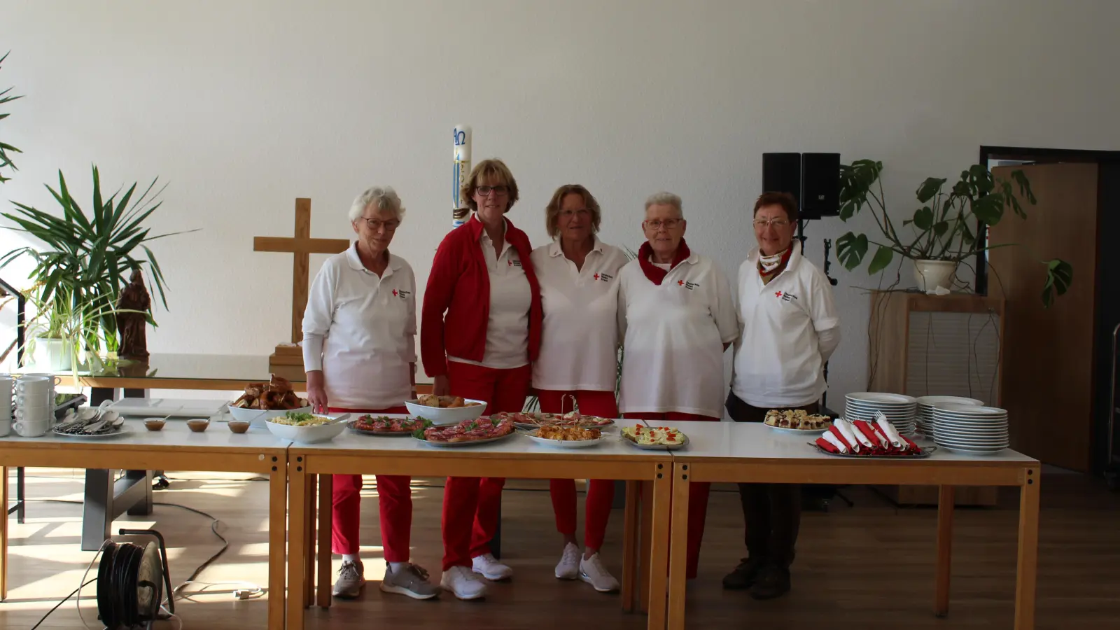 Kümmern sich um das Buffet und vieles mehr (v.li.): Gisela Bredthauer, Anja Weerts, Conny Igelmann, Astrid Fregin-Nülle und Marion Bredthauer. (Foto: wb)
