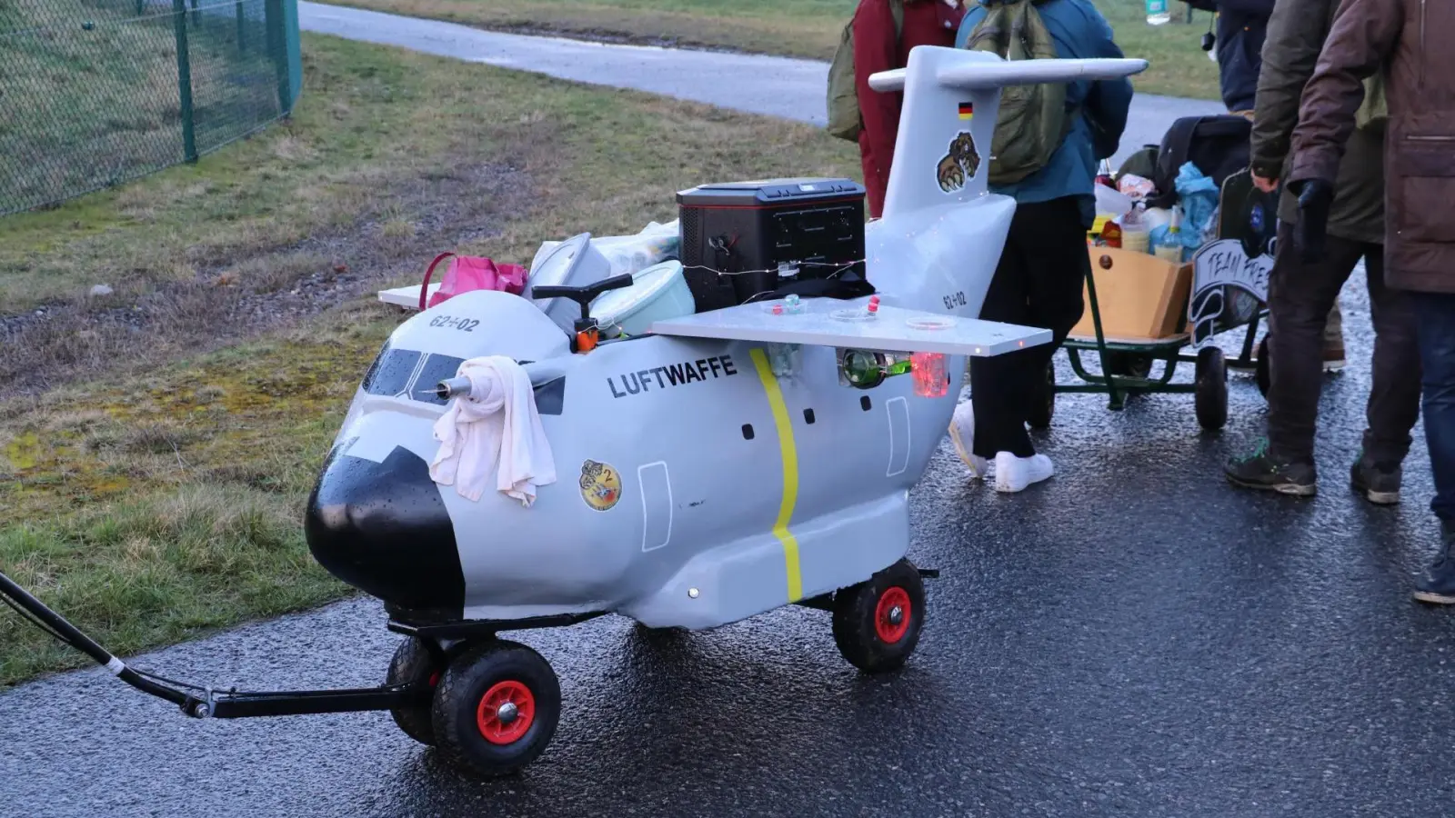 Preiswürdig: Den schönsten Bollerwagen hat die Fliegende Gruppe gestellt.  (Foto: gi)