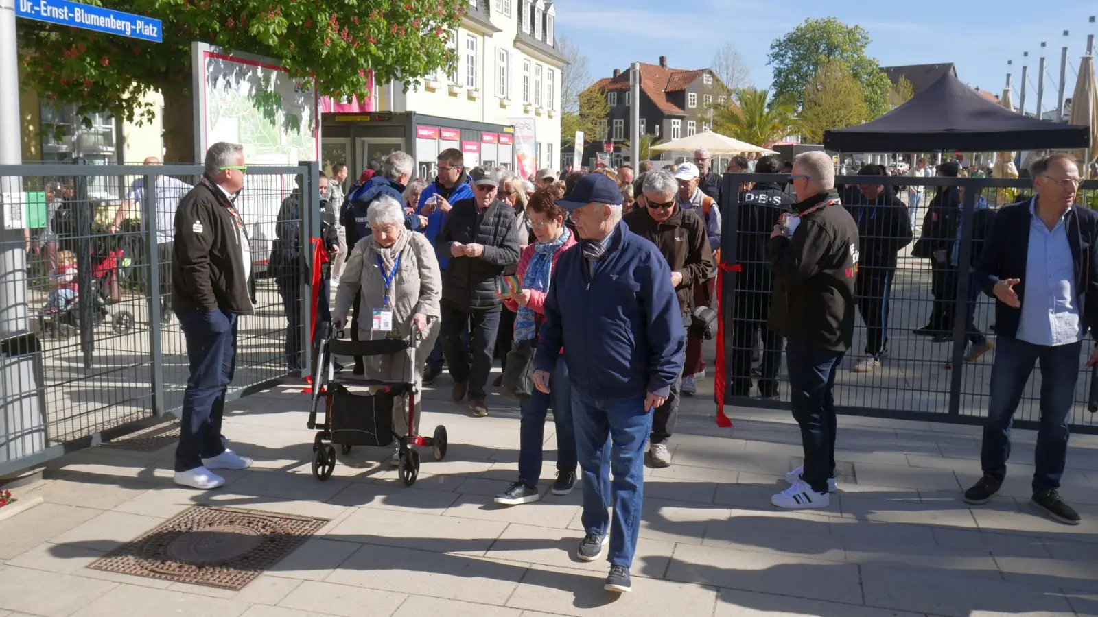Auch nach der LaGa könnten die Zäune und Tore zum Kurpark bleiben, den Zugang öffnen und die Anlage schützen.  (Foto: gk)
