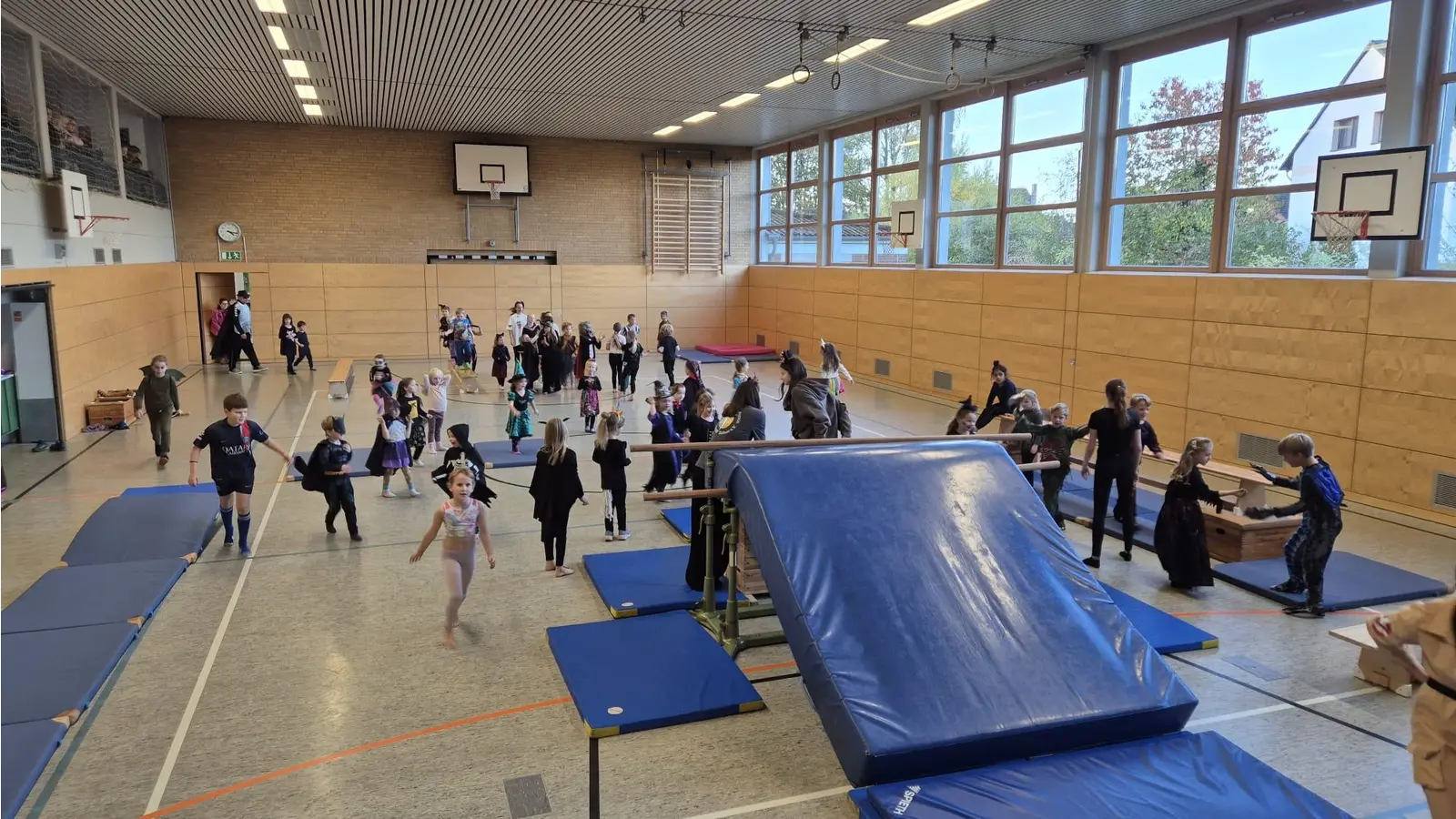 Viel los: Beim Halloween-Turnen in der Sporthalle Kolenfeld. (Foto: privat)