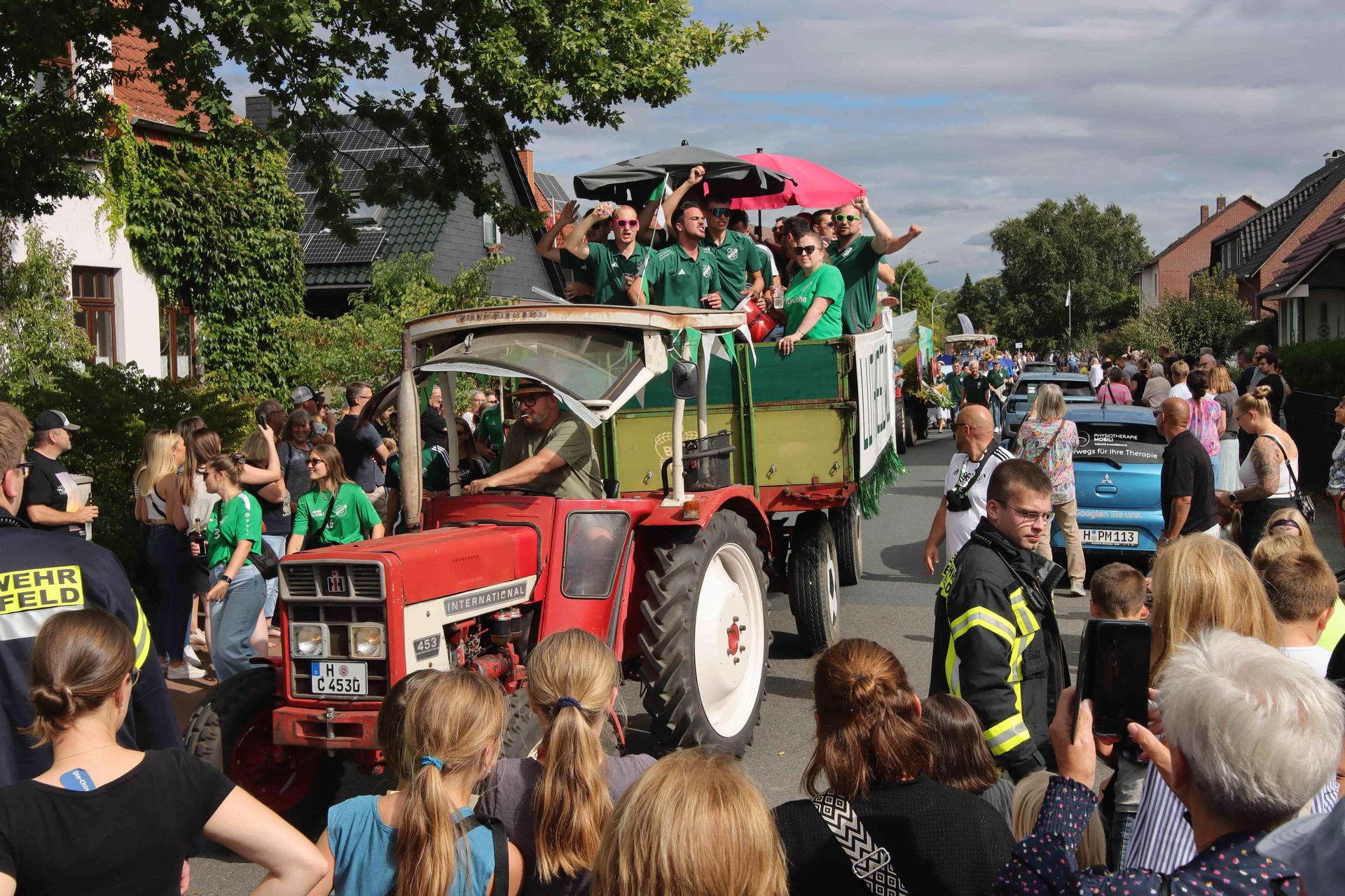 Eindrücke vom großen Festumzug. (Foto: tau)